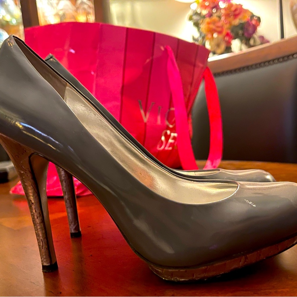 Jessica Simpson Heels Sz 9 grey & silver Used but in good shape Very comfortable
